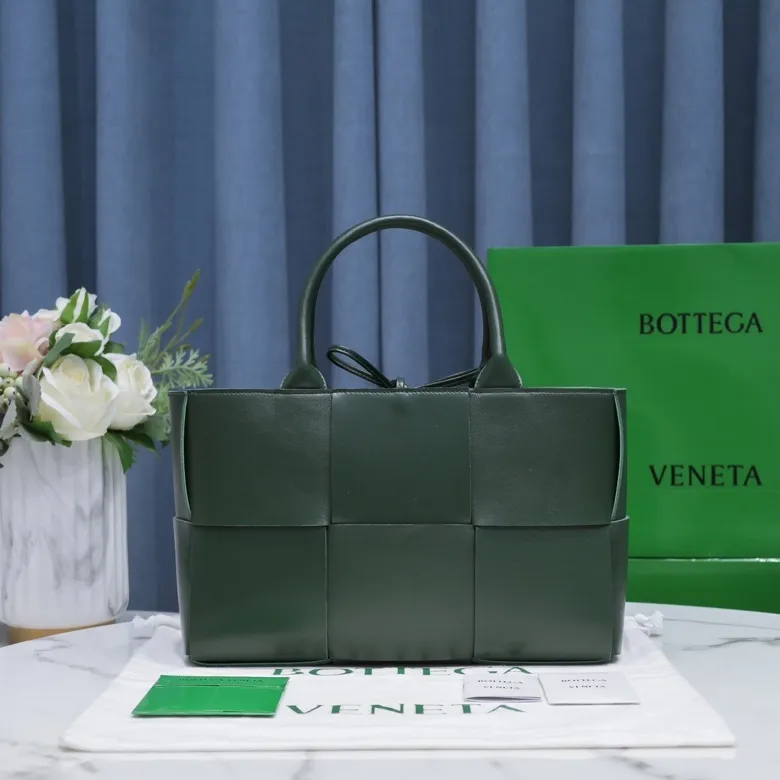 Batch 1760 medium size arco, BottegaVeneta# official website latest sheepskin with inner sheepskin SLIP tote handbag, and the logo has been changed to the side 😍The oversized woven design really makes it a huge gap from ordinary tote bags 🔗🔗Different color combinations inside and outside ⛓Daniel Lee leads the brand's DNA to continue to evolve with fresh inspiration🧬🧬showing a balanced style of luxury and reality👉: 30*20*14 Model: 9893#